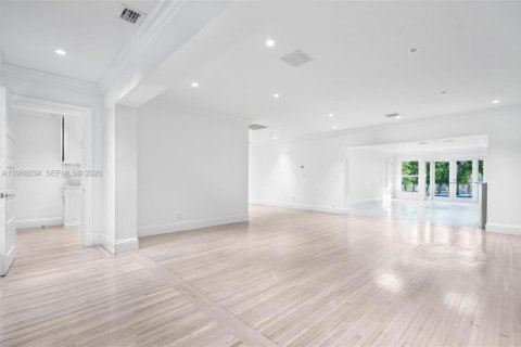 House in Bay Harbor Islands, Florida 4 bedrooms, 264.59 sq.m. № 2031670 - photo 11