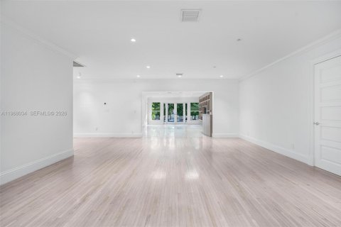 House in Bay Harbor Islands, Florida 4 bedrooms, 264.59 sq.m. № 2031670 - photo 10