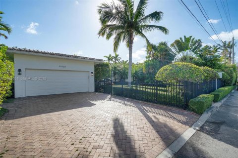 House in Bay Harbor Islands, Florida 4 bedrooms, 264.59 sq.m. № 2031670 - photo 7