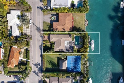 House in Bay Harbor Islands, Florida 4 bedrooms, 264.59 sq.m. № 2031670 - photo 1