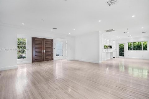 House in Bay Harbor Islands, Florida 4 bedrooms, 264.59 sq.m. № 2031670 - photo 8