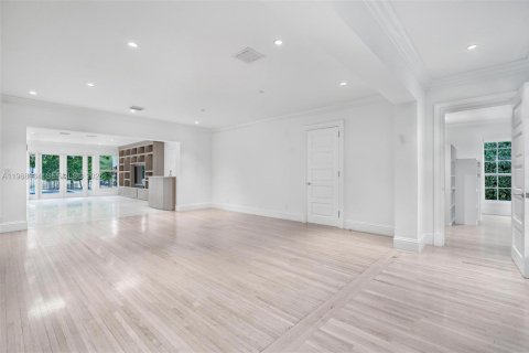 House in Bay Harbor Islands, Florida 4 bedrooms, 264.59 sq.m. № 2031670 - photo 12