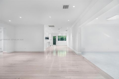 House in Bay Harbor Islands, Florida 4 bedrooms, 264.59 sq.m. № 2031670 - photo 13