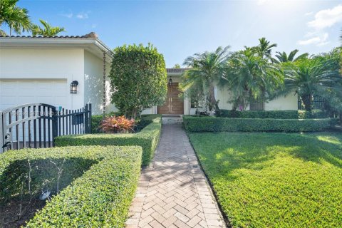 House in Bay Harbor Islands, Florida 4 bedrooms, 264.59 sq.m. № 2031670 - photo 6