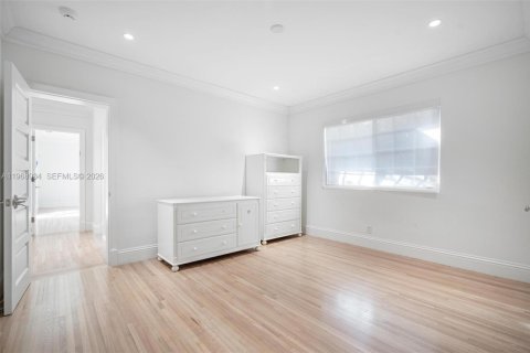 House in Bay Harbor Islands, Florida 4 bedrooms, 264.59 sq.m. № 2031670 - photo 30