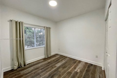 Снять в аренду таунхаус в Майами, Флорида 4 спальни, 280.94м2, № 2154854 - фото 11