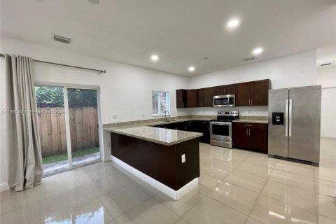 Снять в аренду таунхаус в Майами, Флорида 4 спальни, 280.94м2, № 2154854 - фото 2
