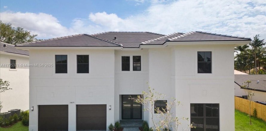 House in Palmetto Bay, Florida 5 bedrooms, 336.03 sq.m. № 1763803