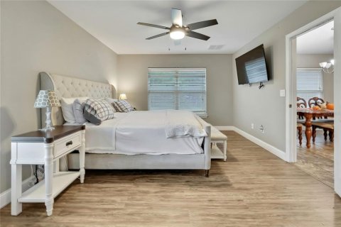 House in Weeki Wachee, Florida 4 bedrooms, 162.58 sq.m. № 2408595 - photo 17