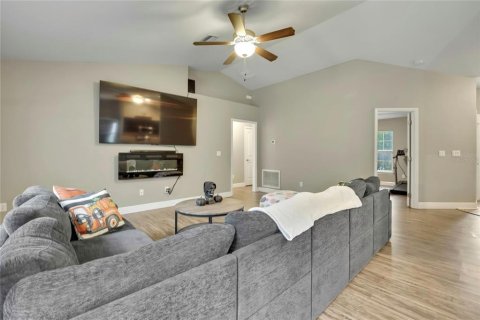 House in Weeki Wachee, Florida 4 bedrooms, 162.58 sq.m. № 2408595 - photo 5