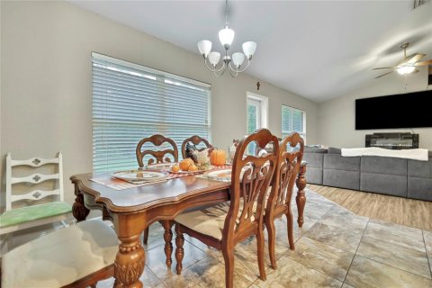 House in Weeki Wachee, Florida 4 bedrooms, 162.58 sq.m. № 2408595 - photo 9