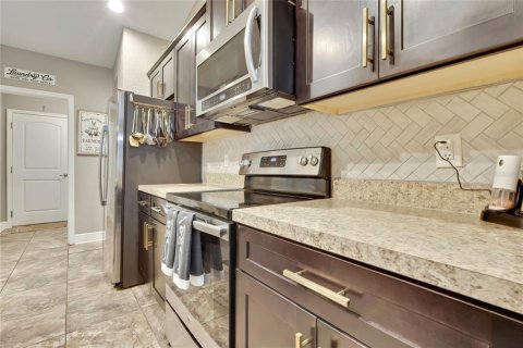 House in Weeki Wachee, Florida 4 bedrooms, 162.58 sq.m. № 2408595 - photo 10