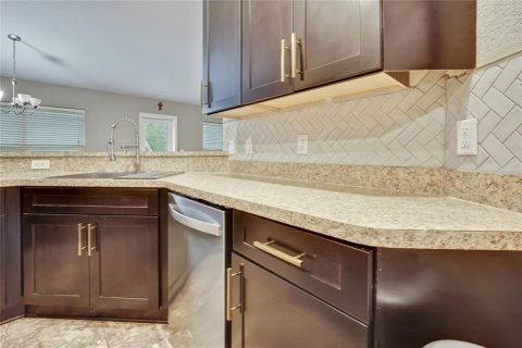 House in Weeki Wachee, Florida 4 bedrooms, 162.58 sq.m. № 2408595 - photo 12