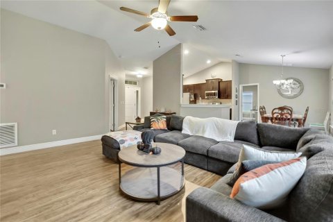 House in Weeki Wachee, Florida 4 bedrooms, 162.58 sq.m. № 2408595 - photo 2