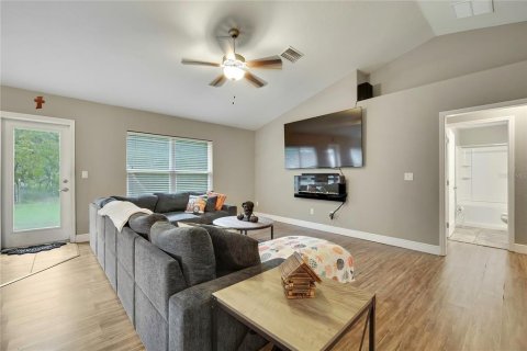 House in Weeki Wachee, Florida 4 bedrooms, 162.58 sq.m. № 2408595 - photo 3