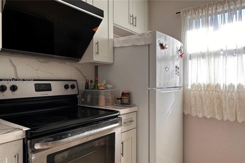 Casa en venta en Davie, Florida, 2 dormitorios, 75.9 m2 № 2002031 - foto 10