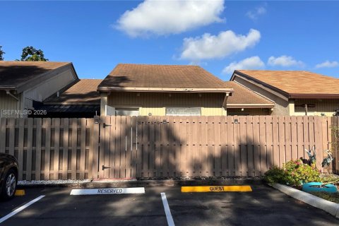 Casa en Davie, Florida 2 dormitorios, 75.9 m2 № 2002031