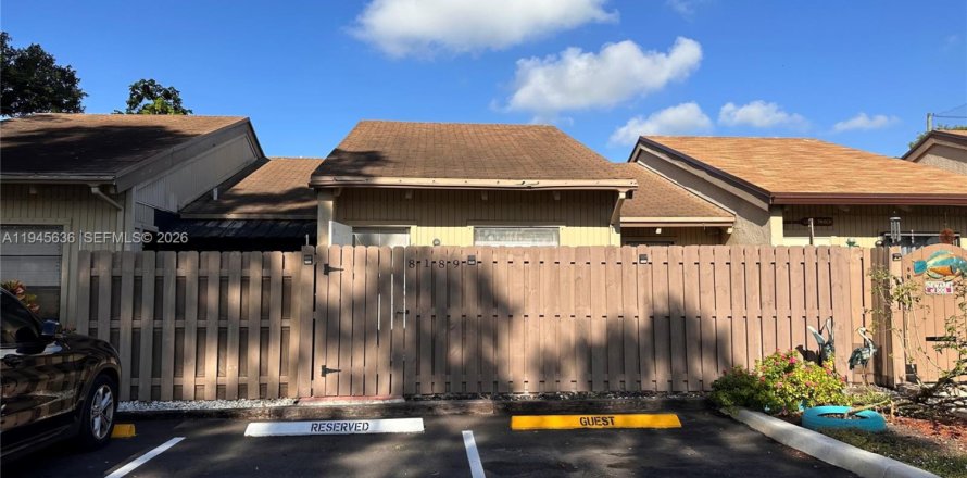 Casa en Davie, Florida 2 dormitorios, 75.9 m2 № 2002031