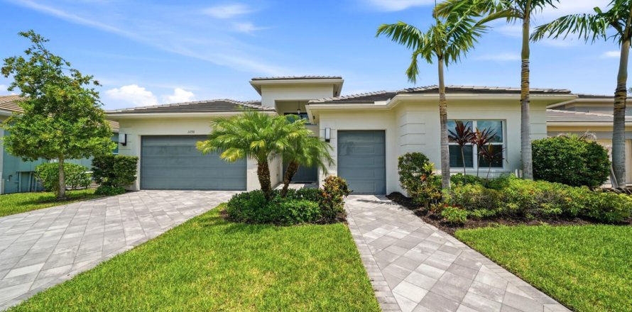 House in Port St. Lucie, Florida 2 bedrooms, 254.55 sq.m. № 2300746