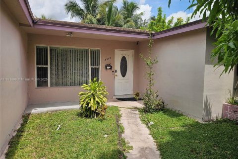 Casa en alquiler en Lauderdale Lakes, Florida, 1 dormitorio, 179.12 m2 № 1925649 - foto 1