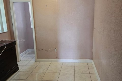 Casa en alquiler en Lauderdale Lakes, Florida, 1 dormitorio, 179.12 m2 № 1925649 - foto 3