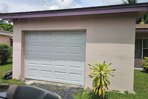 Casa en alquiler en Lauderdale Lakes, Florida, 1 dormitorio, 179.12 m2 № 1925649 - foto 2