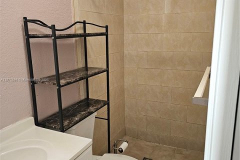 House in Lauderdale Lakes, Florida 1 bedroom, 179.12 sq.m. № 1925649 - photo 5