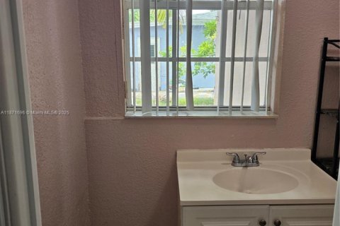 Casa en alquiler en Lauderdale Lakes, Florida, 1 dormitorio, 179.12 m2 № 1925649 - foto 4