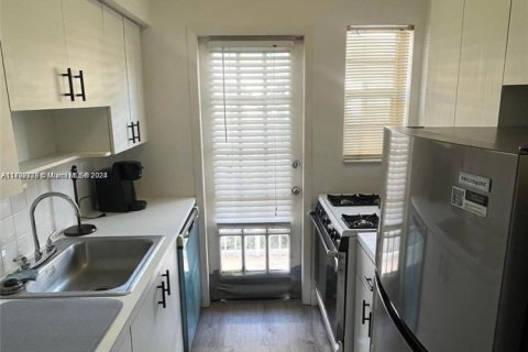 Condo in Miami Beach, Florida  № 1860593 - photo 1