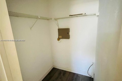 Condo in Miami Beach, Florida  № 1860593 - photo 9