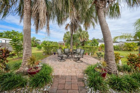 Villa ou maison à vendre à Port Charlotte, Floride: 2 chambres, 142.33 m2 № 2316760 - photo 2