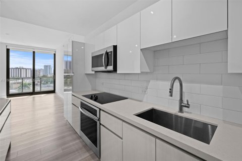 Condo in Hallandale Beach, Florida, 2 bedrooms  № 2002973 - photo 5