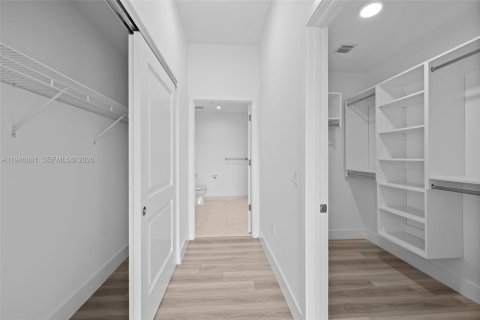 Condo in Hallandale Beach, Florida, 2 bedrooms  № 2002973 - photo 22