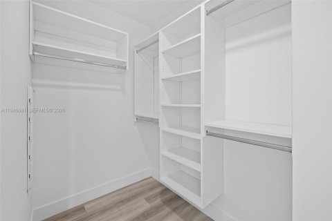 Condo in Hallandale Beach, Florida, 2 bedrooms  № 2002973 - photo 24