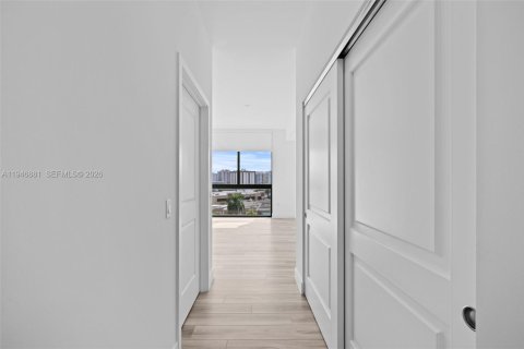 Condo in Hallandale Beach, Florida, 2 bedrooms  № 2002973 - photo 23