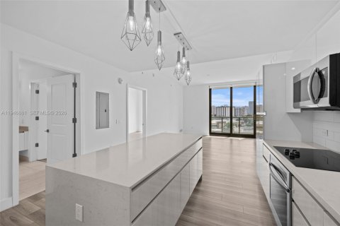 Condo in Hallandale Beach, Florida, 2 bedrooms  № 2002973 - photo 4