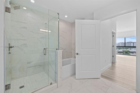 Condo in Hallandale Beach, Florida, 2 bedrooms  № 2002973 - photo 28