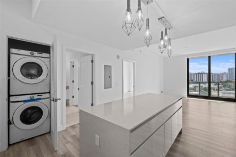 Condo in Hallandale Beach, Florida, 2 bedrooms  № 2002973 - photo 7