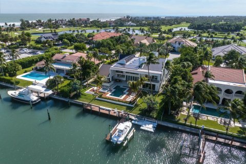 House in Stuart, Florida 5 bedrooms, 657.84 sq.m. № 2175461