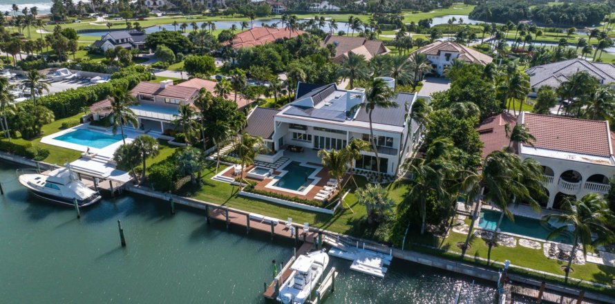 House in Stuart, Florida 5 bedrooms, 657.84 sq.m. № 2175461