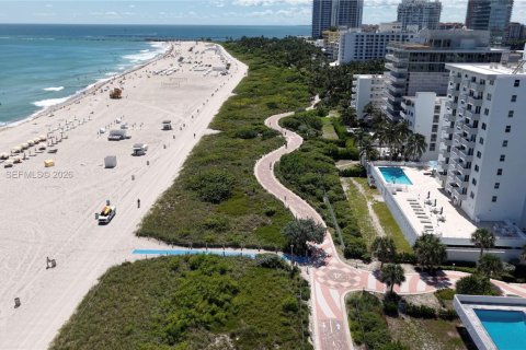 Condo in Miami Beach, Florida  № 2027358 - photo 18