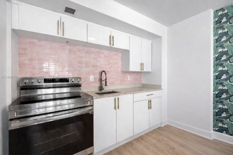 Condo in Miami Beach, Florida  № 2027358 - photo 7