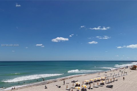 Condo in Miami Beach, Florida  № 2027358 - photo 16