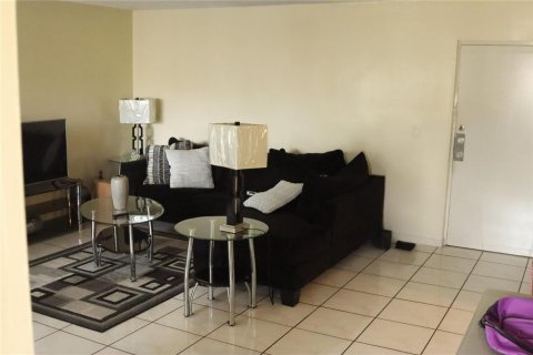 Condo in Lauderhill, Florida, 2 bedrooms  № 2082633 - photo 2