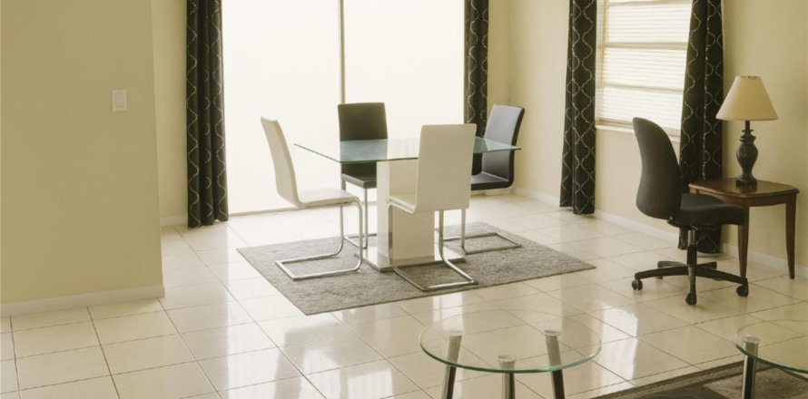 Condo in Lauderhill, Florida, 2 bedrooms  № 2082633
