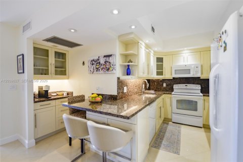 Copropriété à louer à Hallandale Beach, Floride: 1 chambre, 80.82 m2 № 2089455 - photo 20