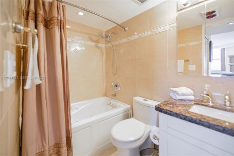Copropriété à louer à Hallandale Beach, Floride: 1 chambre, 80.82 m2 № 2089455 - photo 16