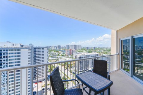 Copropriété à louer à Hallandale Beach, Floride: 1 chambre, 80.82 m2 № 2089455 - photo 3