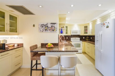 Copropriété à louer à Hallandale Beach, Floride: 1 chambre, 80.82 m2 № 2089455 - photo 18