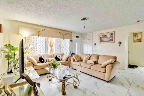 House in Sunrise, Florida 3 bedrooms, 122.63 sq.m. № 1695211 - photo 2